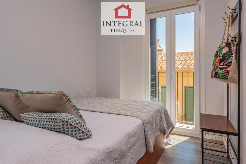 Habitació amb vistes al carrer i molta tranquil·litat.