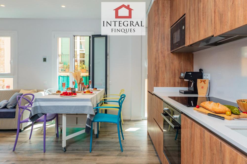 Cuina oberta a la sala d'estar i menjador.