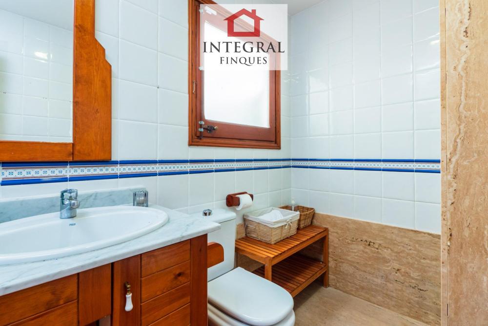 Lavabo complet amb dutxa.