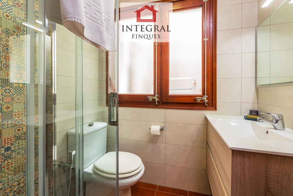 Lavabo amb una dutxa i una gran pica.