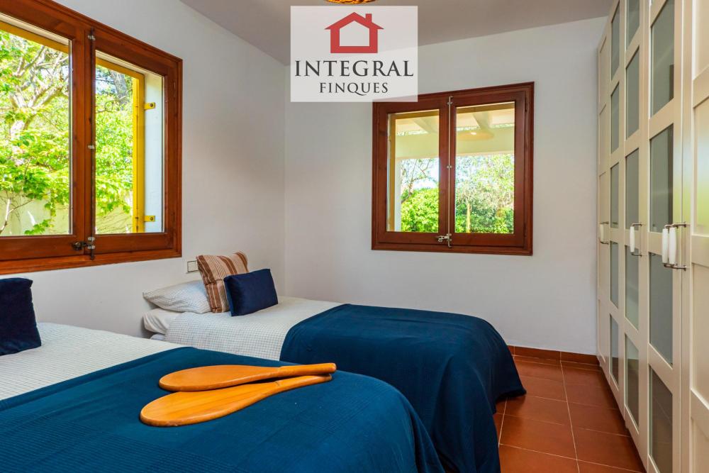 Gran habitació amb dos llits individuals.