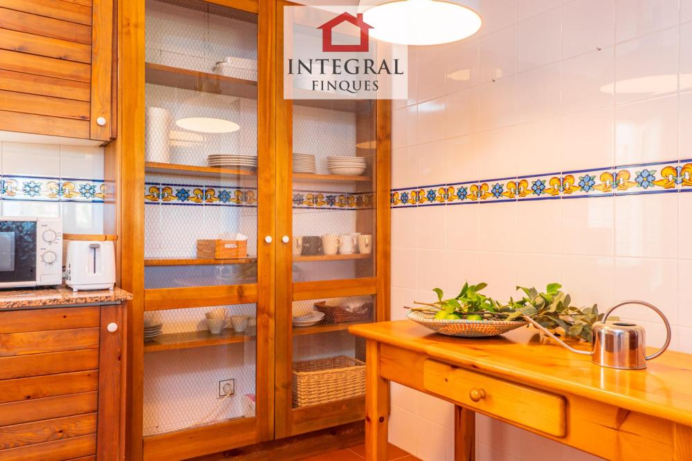 Armari amb utensilis de cuina.