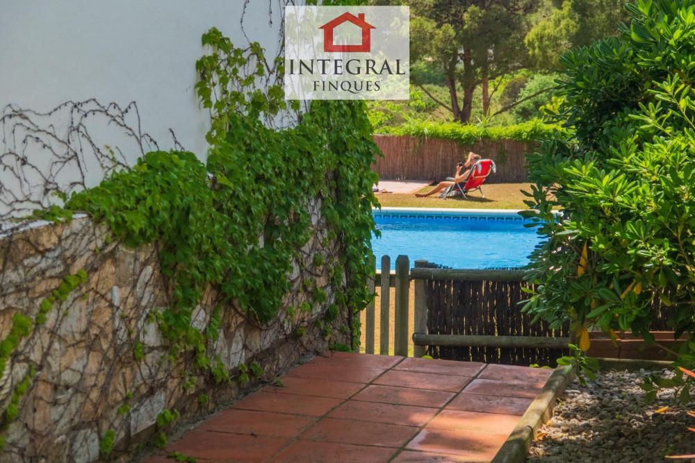 Camí directe a la piscina.