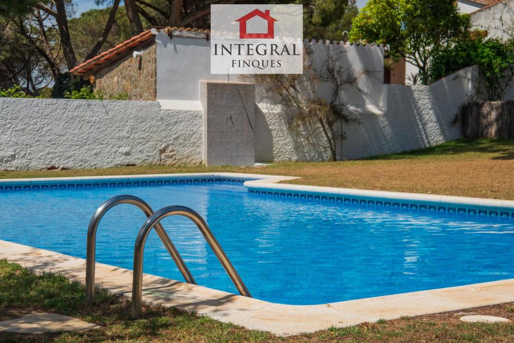 Gran piscina per relaxar-se durant les vacances.