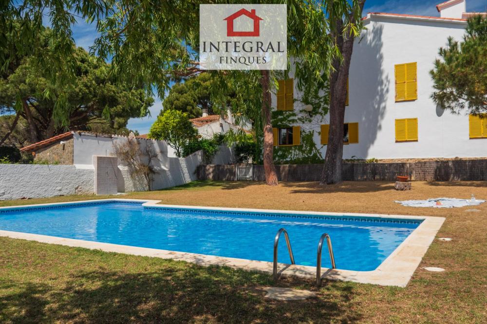 Magnífica piscina per estar amb família