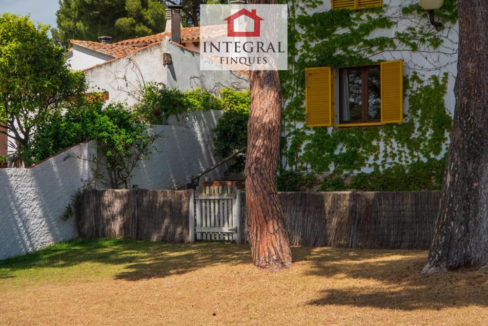 Masia envoltada de naturalesa.