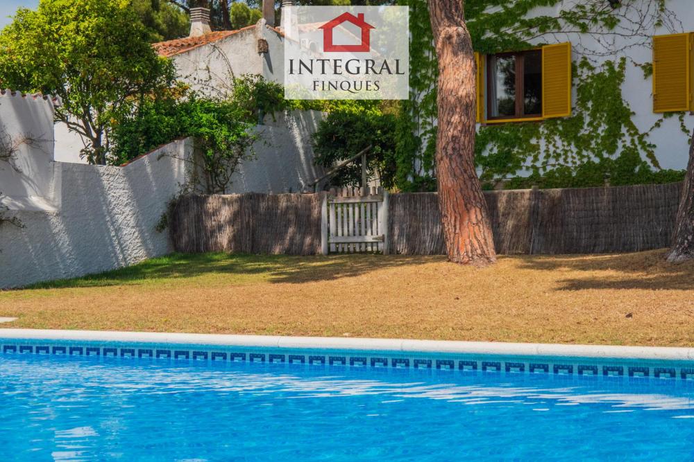 Piscina amb accés a la masia.