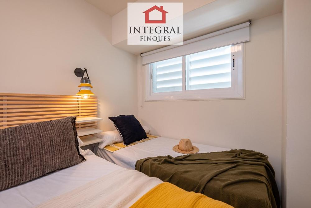 Habitació que disposa d'un gran armari per guardar tot el necessari de les vacances.