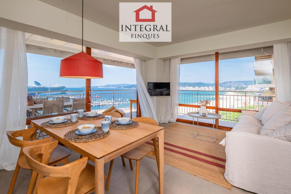 Sala d'estar-menjador amb un còmode i elegant sofà.