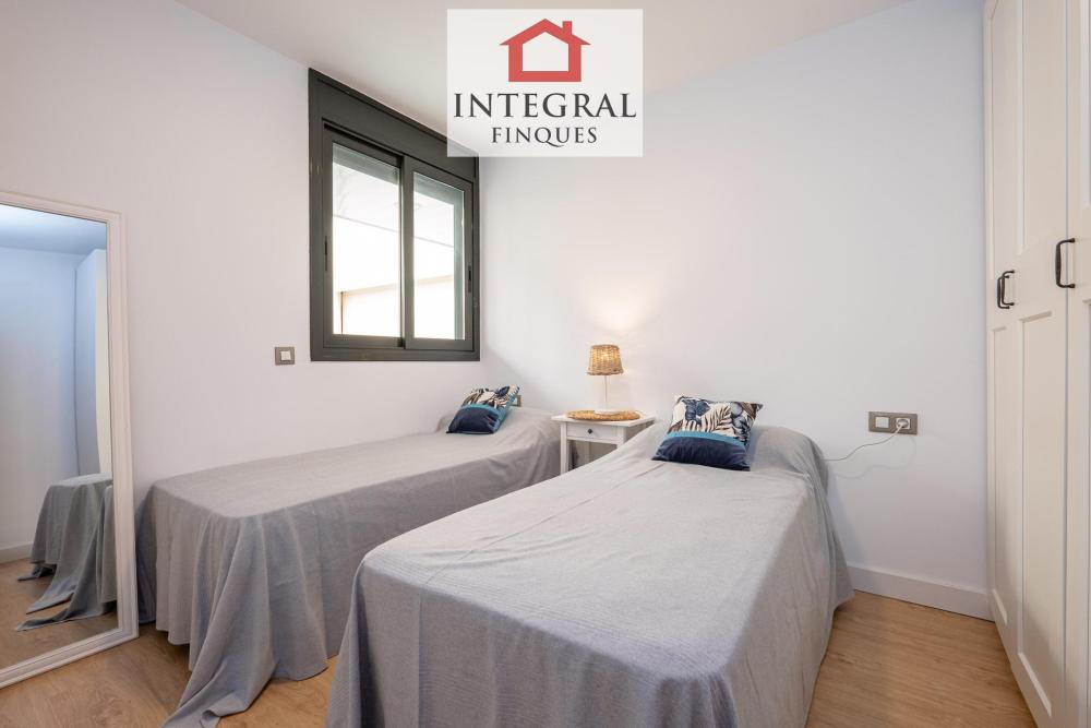 Gran habitació amb dos llits individuals amb vistes.