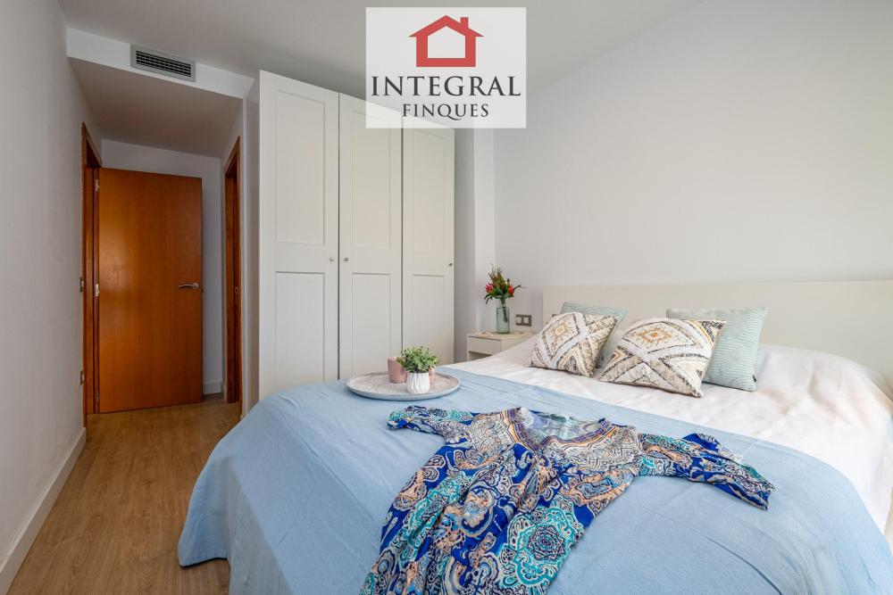 Habitació de matrimoni amb un bany complet tot just al costat.