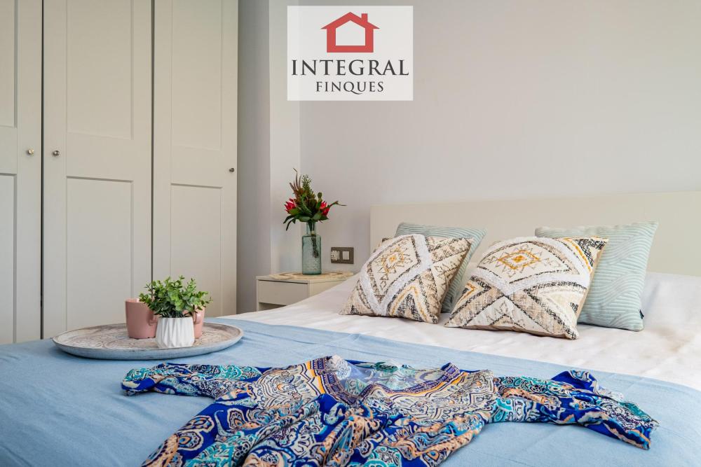 Habitació de matrimoni amb un gran armari per guardar tot l'equipatge.