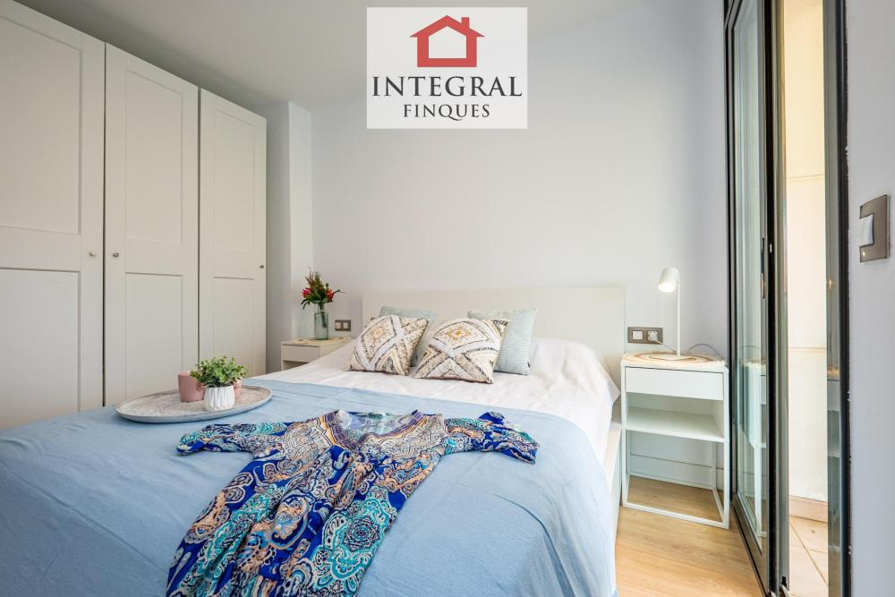 Única habitació de matrimoni amb un gran llit per poder descansar.