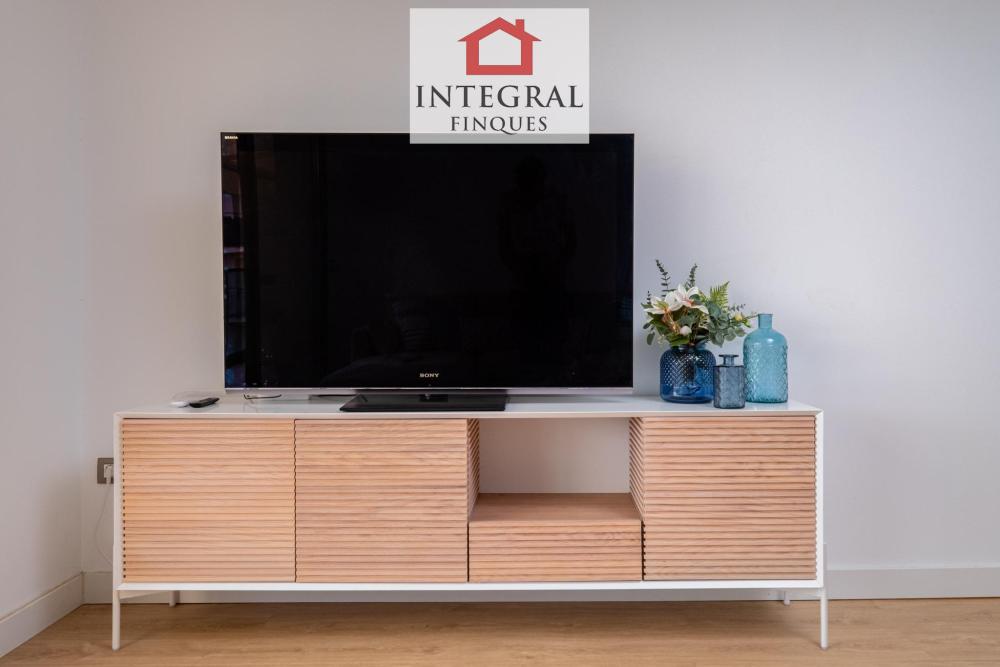Televisor HD amb pantalla plana.