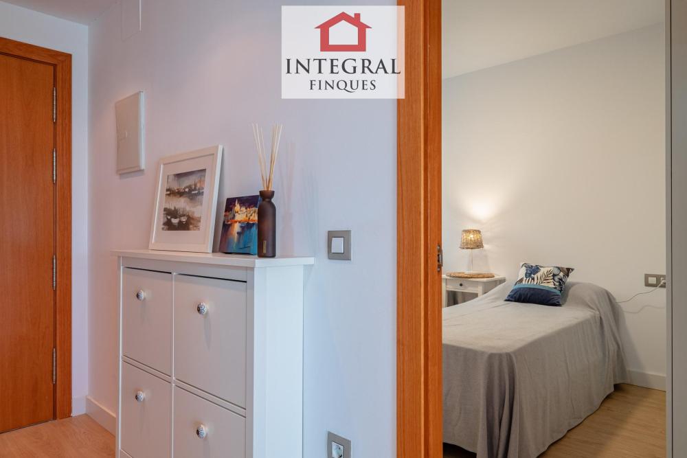 Entrada de l'apartament amb uns grans calaixos per guardar el necessari.