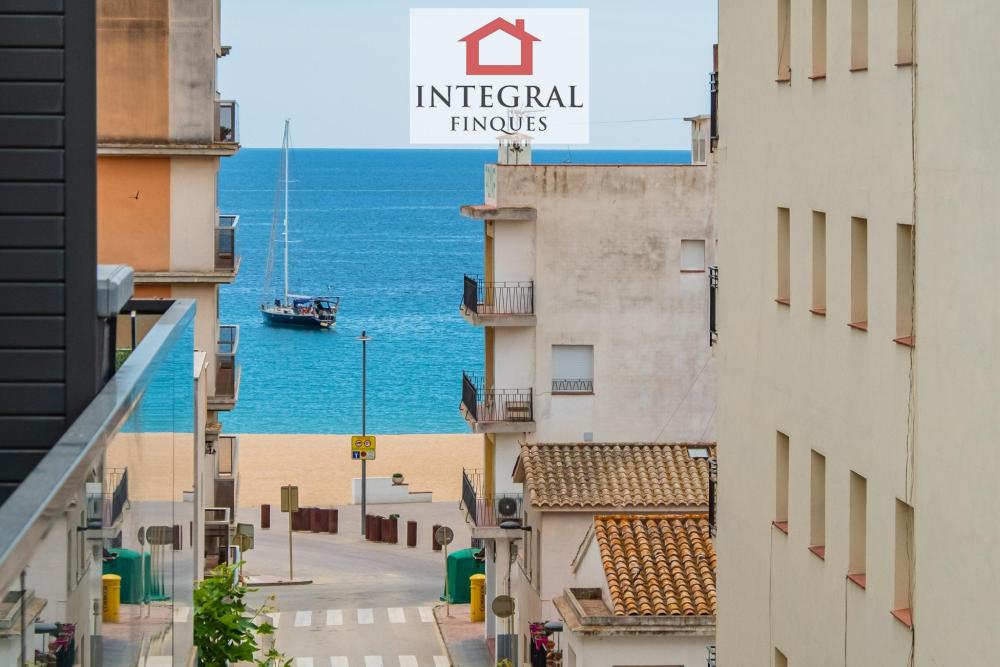 Vistes al mar des del balcó de l'apartament.