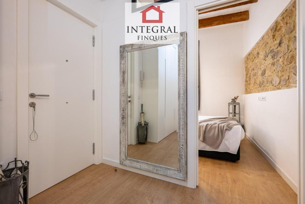 Des del passadís s'accedeix a l'habitació principal.