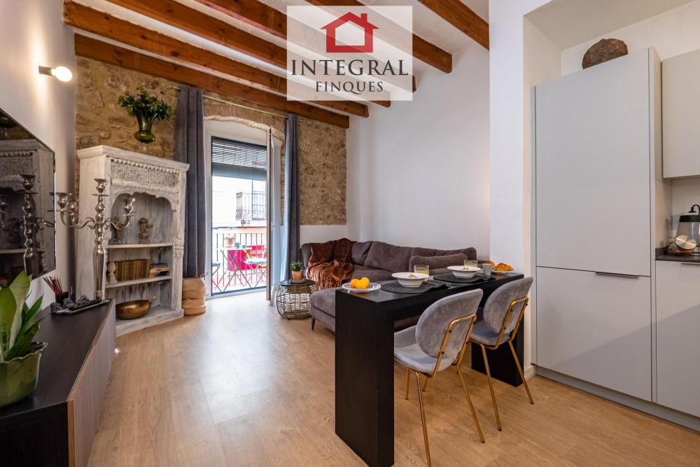 Modern i atractiu sala d'estar - menjador ideal per passar uns dies amb parella.