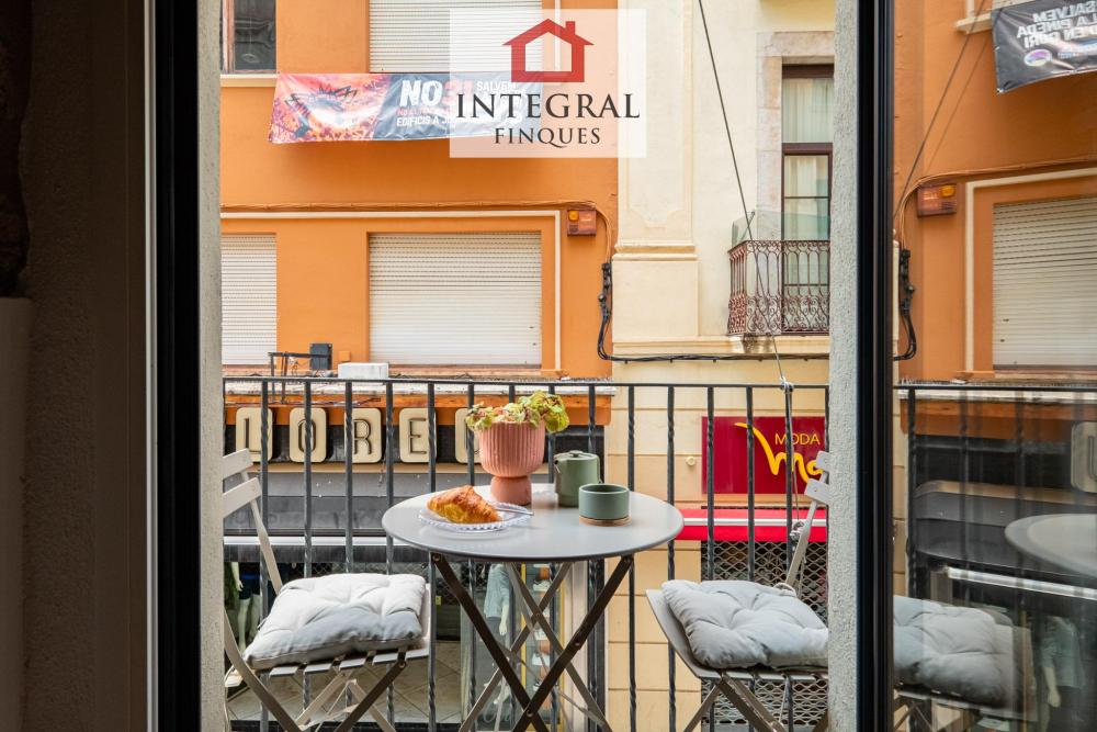 Petit balcó amb magnífiques vistes al Carrer Major de Palamós.