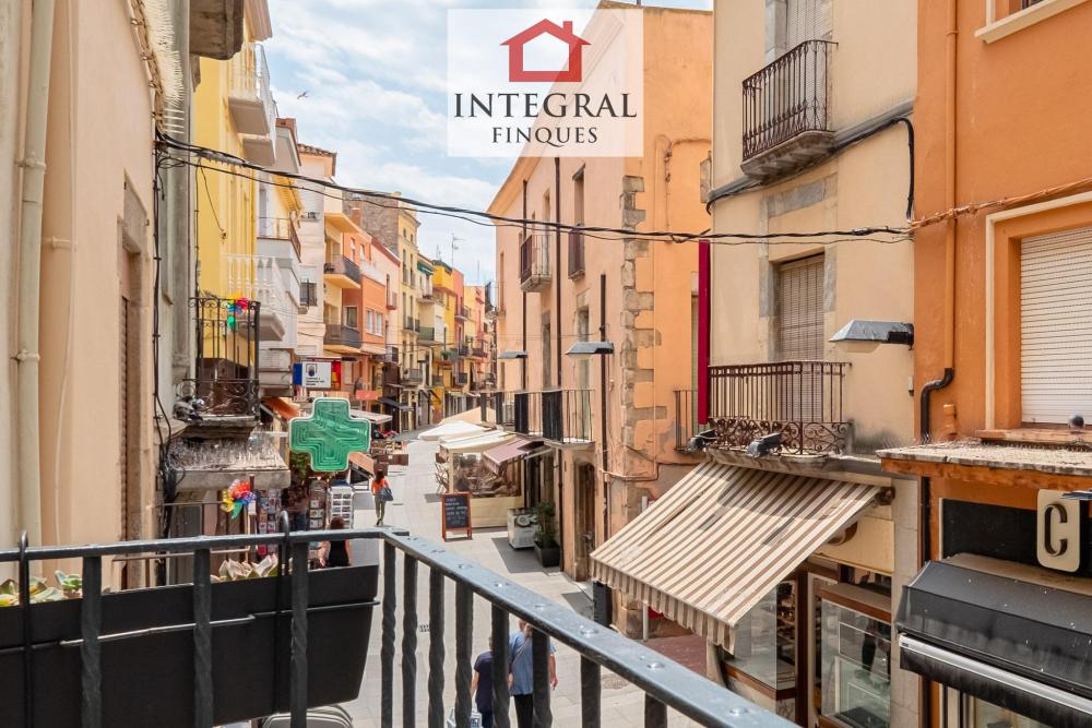 Al centre del Carrer Major, on hi ha totes les botigues i restaurants.
