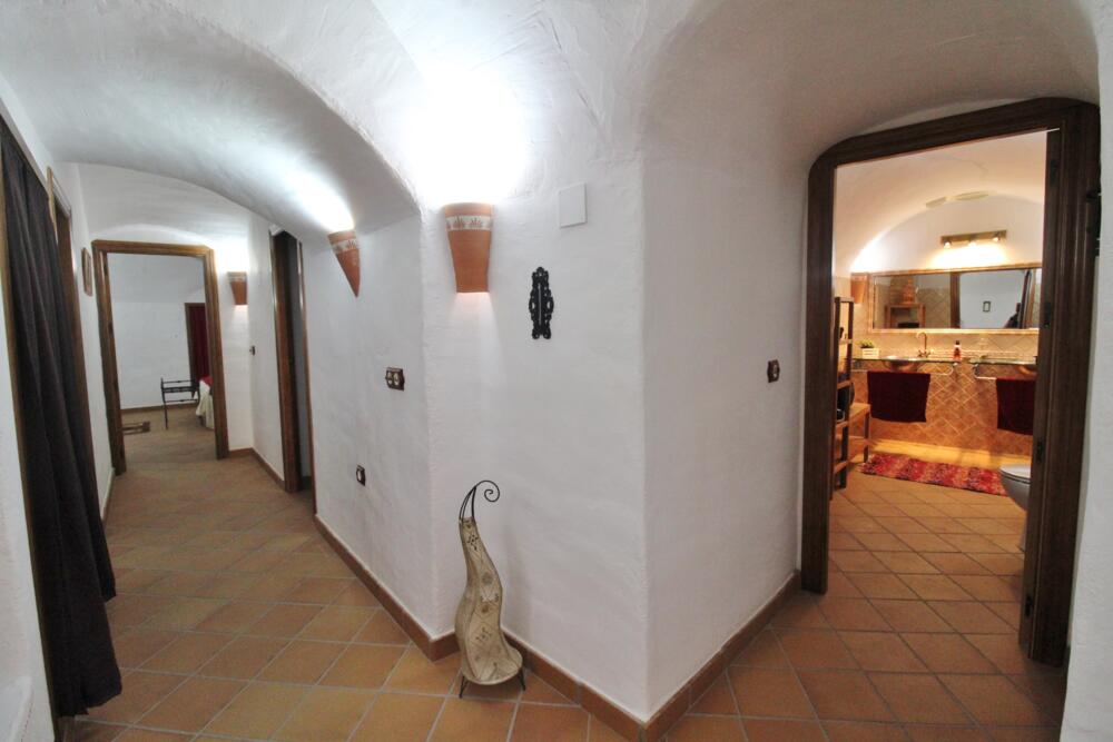 Ampli passadís amb vistes al lavabo