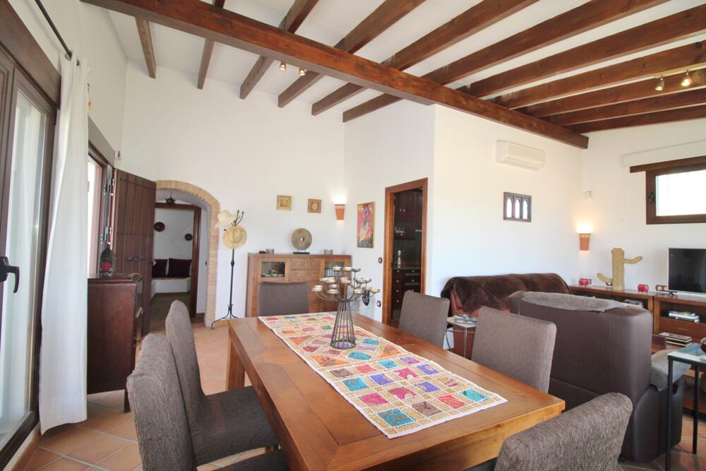Sala d'estar amb amplia taula per poder menjar.