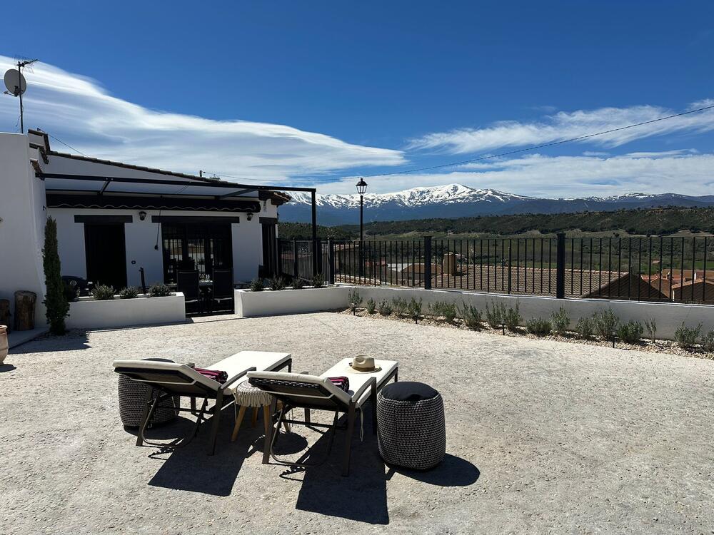 Estirar-se al sol als peus de Sierra Nevada és una experiència inoblidable.