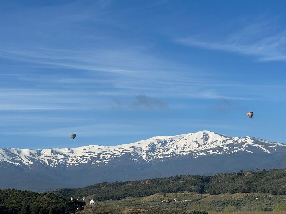 Allotjat als peus de Sierra Nevada, un paisatge que mai decep.