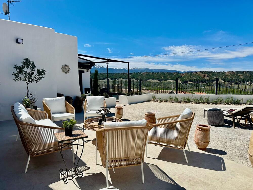 Espectacular espai exterior amb zona de descans i solàrium, ideal per relaxar-se i gaudir de l'encant d'Andalusia.