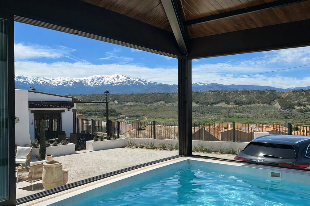 Espectacular piscina amb unes immillorables vistes a Sierra Nevada.