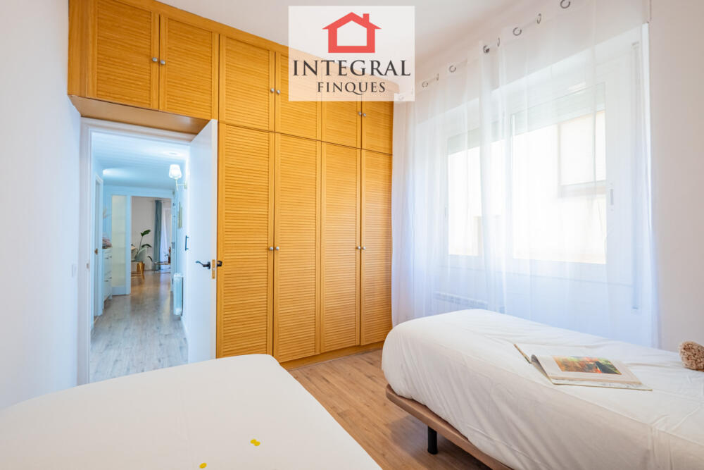 Habitació amb un gran armari encastat.