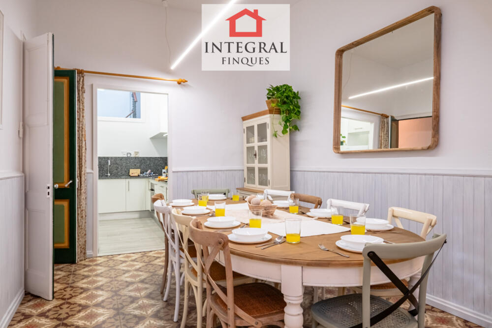 Gran taula decorada amb molt d'estil per gaudir d'àpats amb família i amics.
