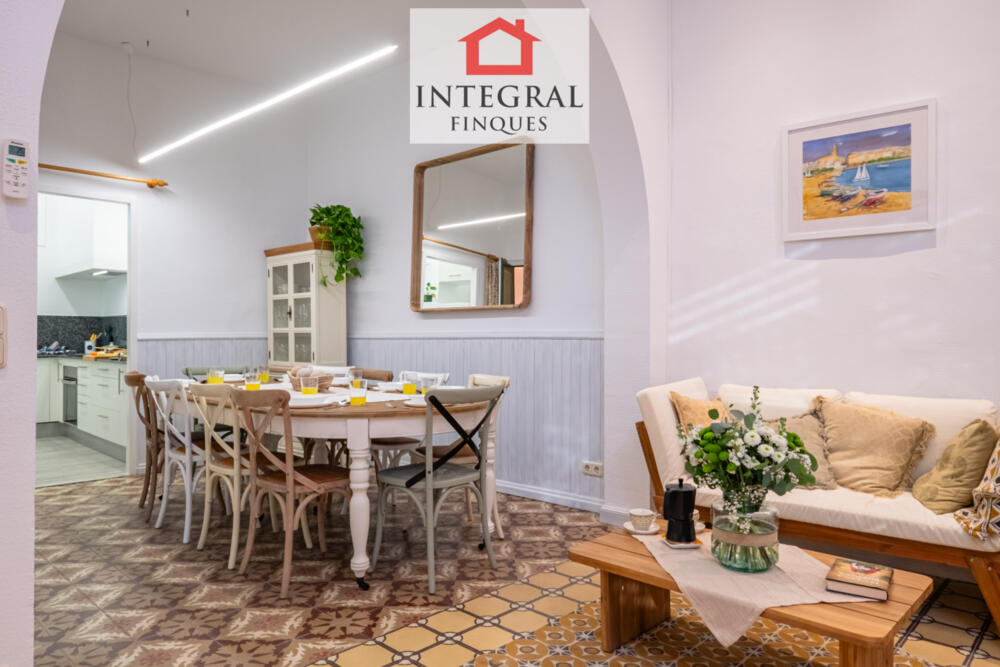 Sala d'estar - menjador amb capacitat per a 10 persones.