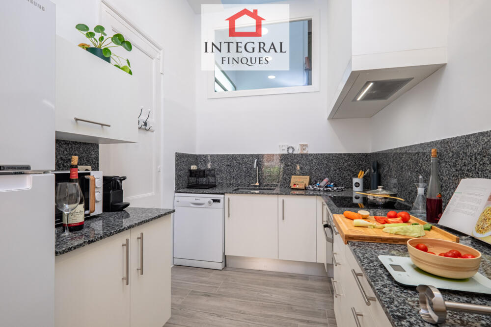 Cuina totalment equipada que crea un espai culinari renovat combinant funcionalitat i estil.