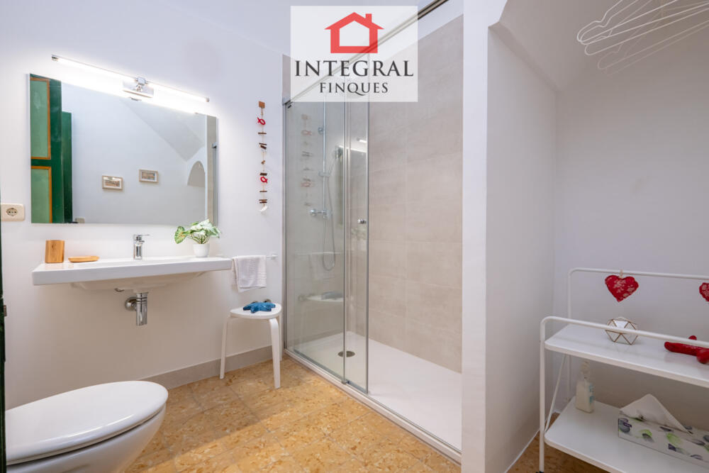 Lavabo amb pica i dutxa totalment reformat.