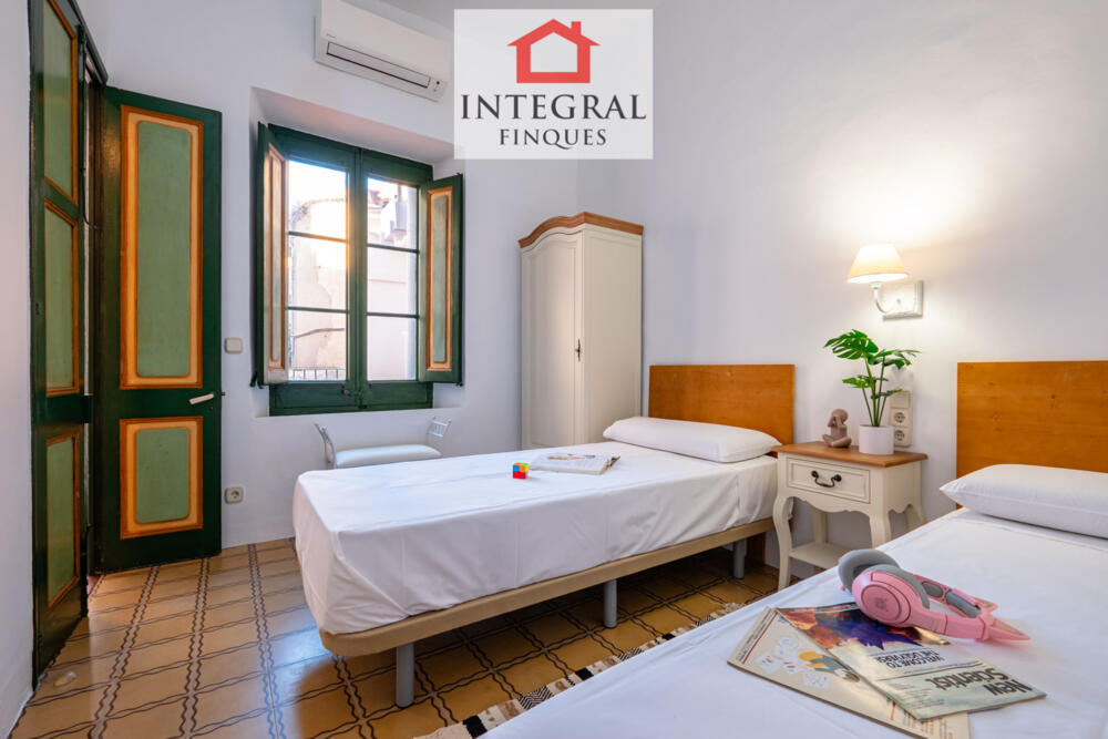 Primera habitació de la primera planta amb dos llits individuals per descansar desprès d'un dia de platja.