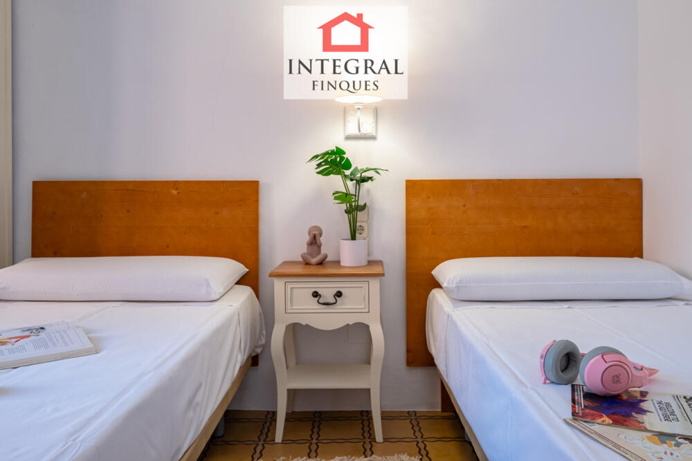 Habitació amb molt d'encant que disposa de dos llits simples.