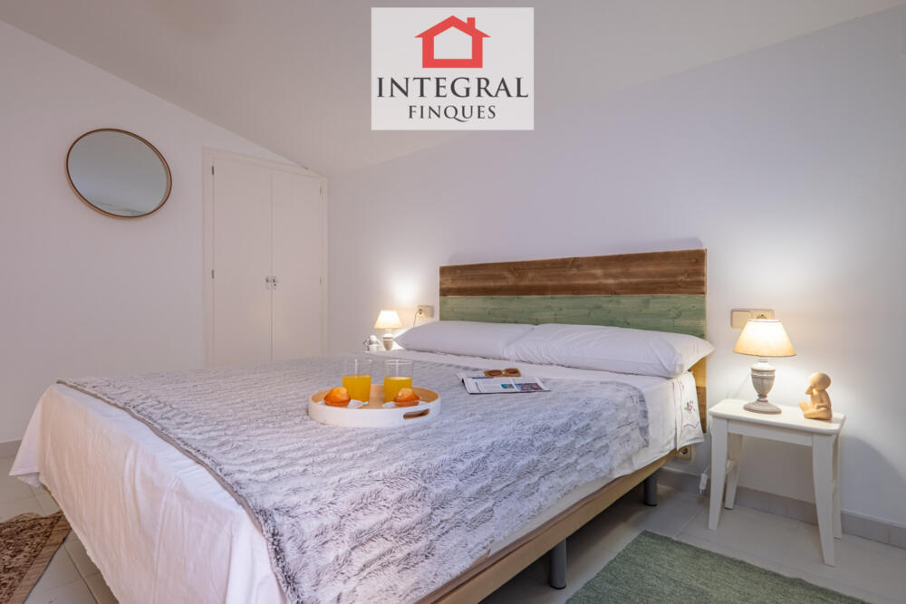 Habitació de matrimoni amb armaris encastats.
