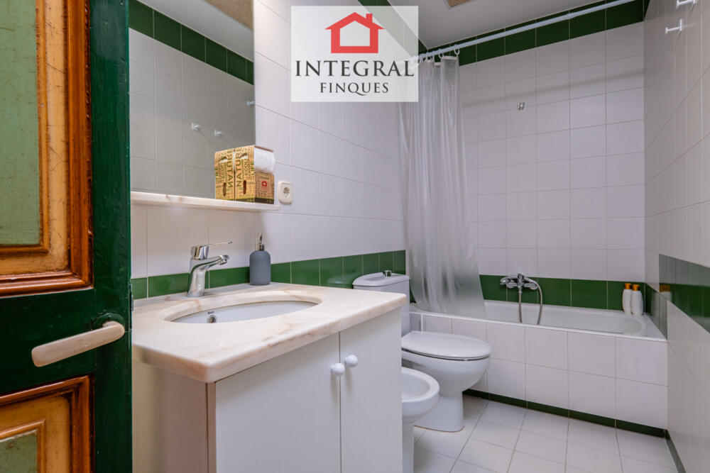 Lavabo completament equipat amb banyera.