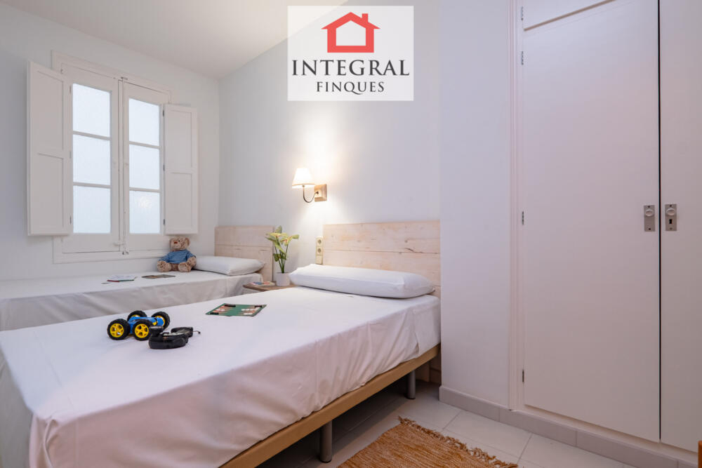 Habitació ample amb molta lluminositat.