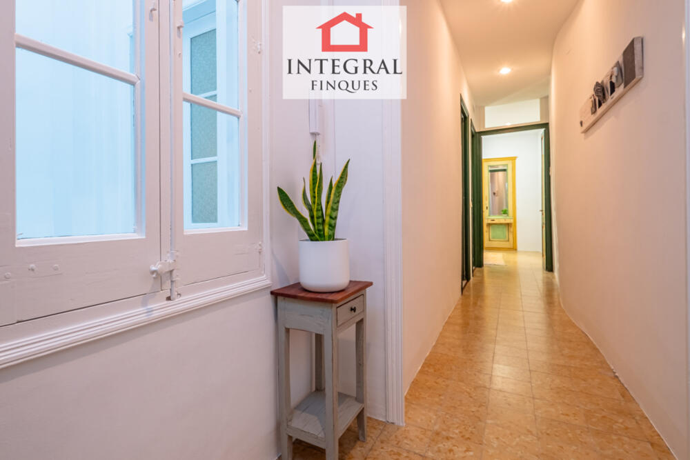 Passadís de la segona planta amb accés a les tres habitacions i al tercer i quart lavabo.