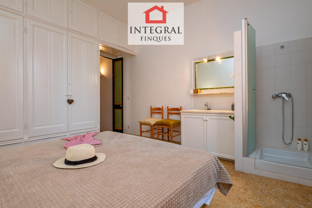 Habitació de matrimoni amb dutxa integrada.