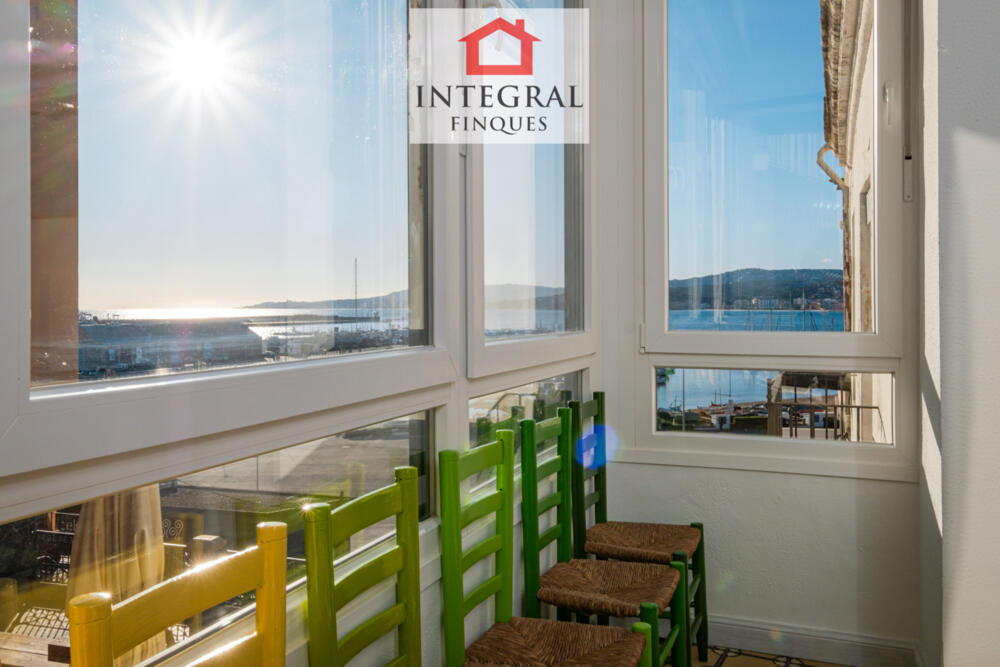 Impresionants vistes al mar des de les finestres de la sala d'estar.