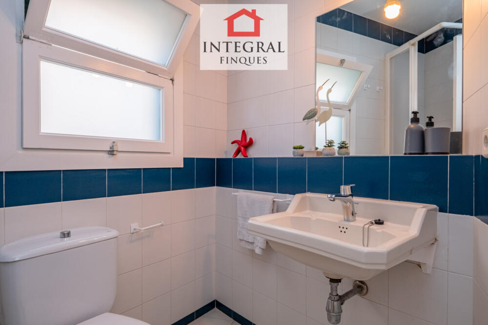 Lavabo amb dutxa a l'habitació de matrimoni.