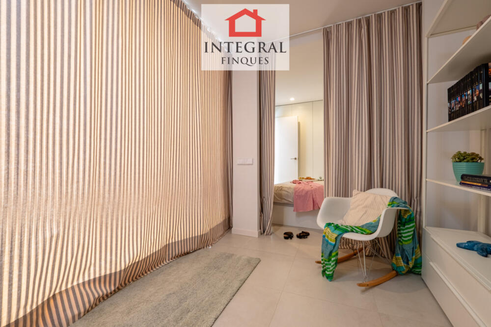 A la sala d'estar hi ha l'opció de les cortines fer un vestidor per l'habitació de matrimoni.