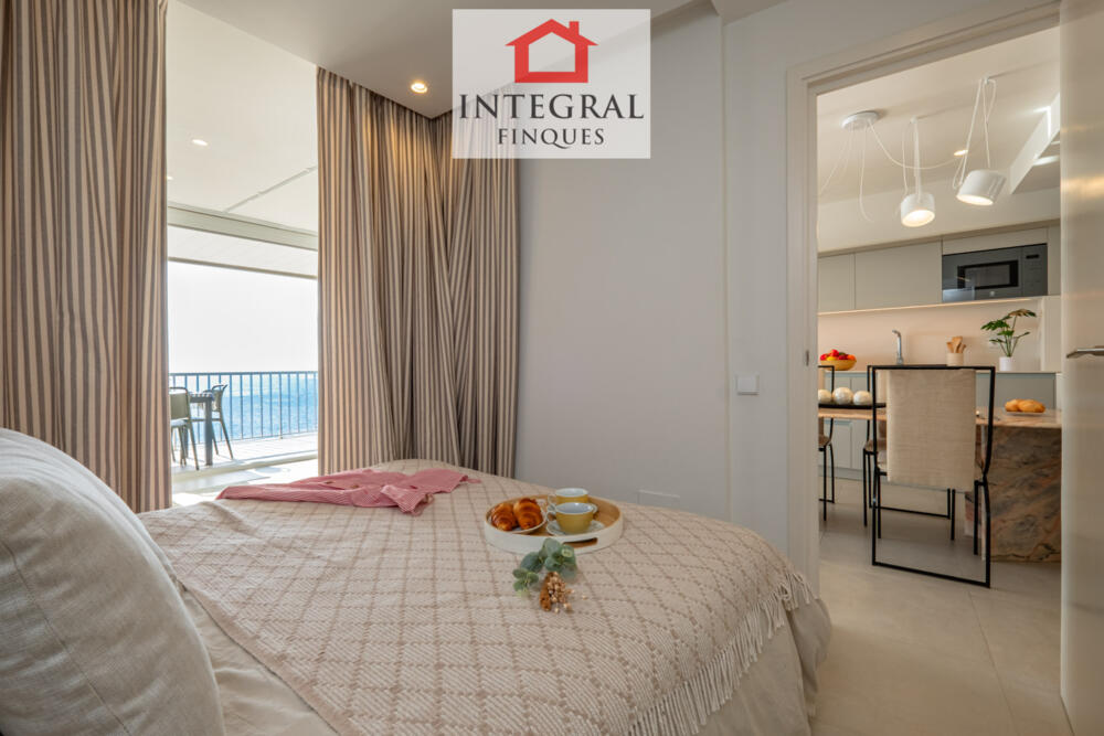 Meravelloses vistes al mar des del llit de l'habitació de matrimoni.