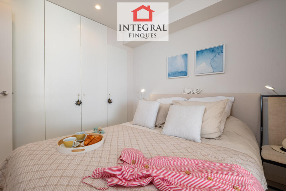 Habitació de matrimoni amb llit doble.