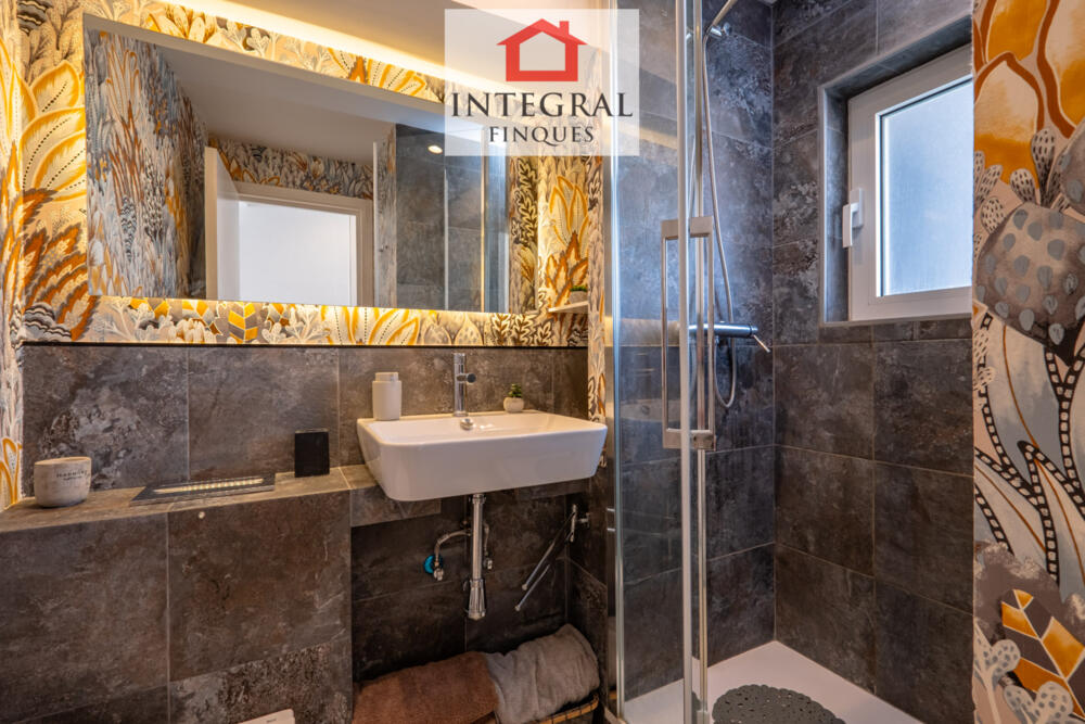 Lavabo amb dutxa decorat amb un gust exquisit.