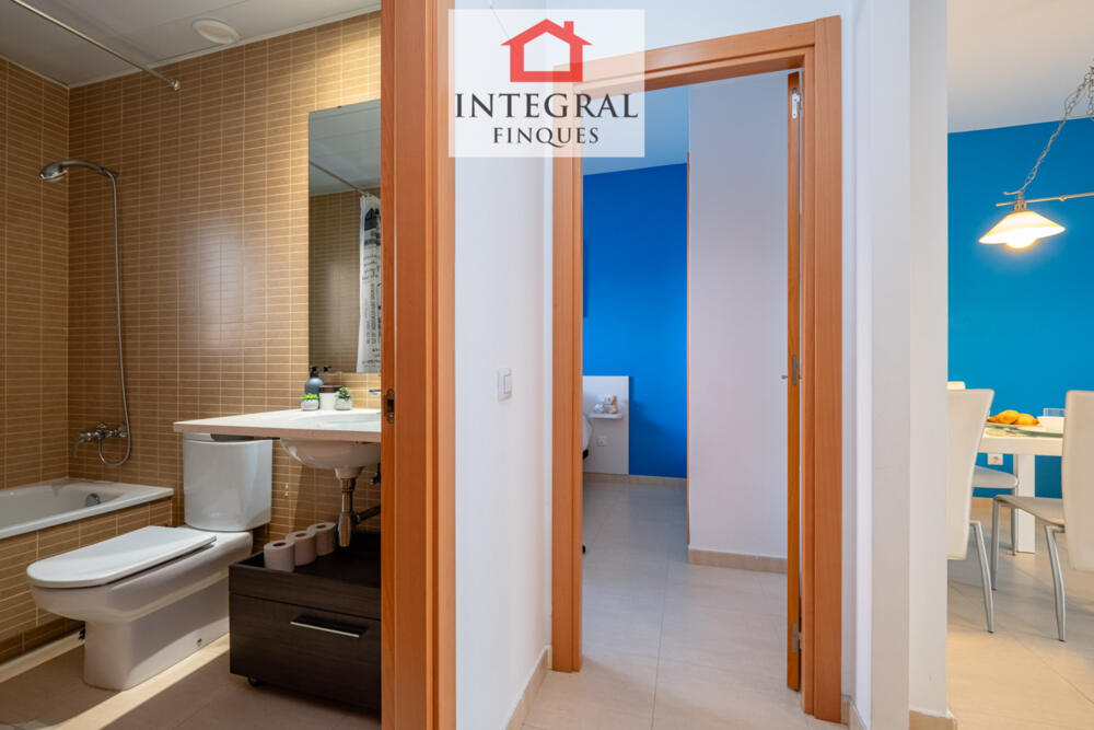 Passadís amb accés a l'habitació de matrimoni, al lavabo amb banyera i a l'última habitació amb llitera.