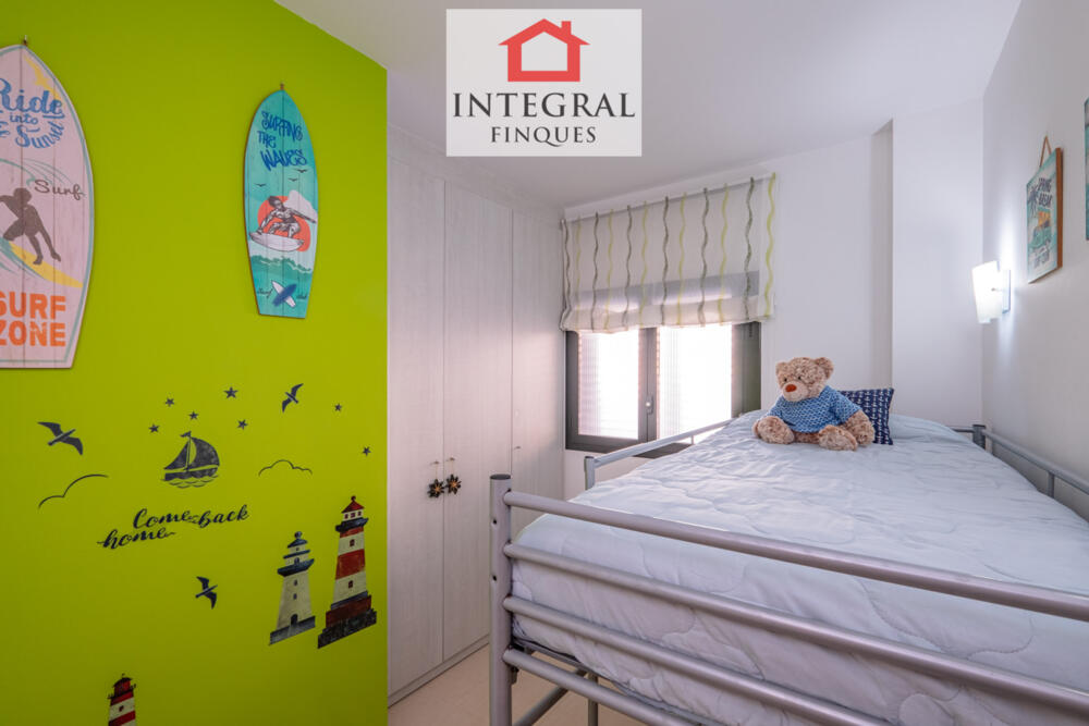 Habitació amb llitera amb un gran armari per guardar tot el necessari.